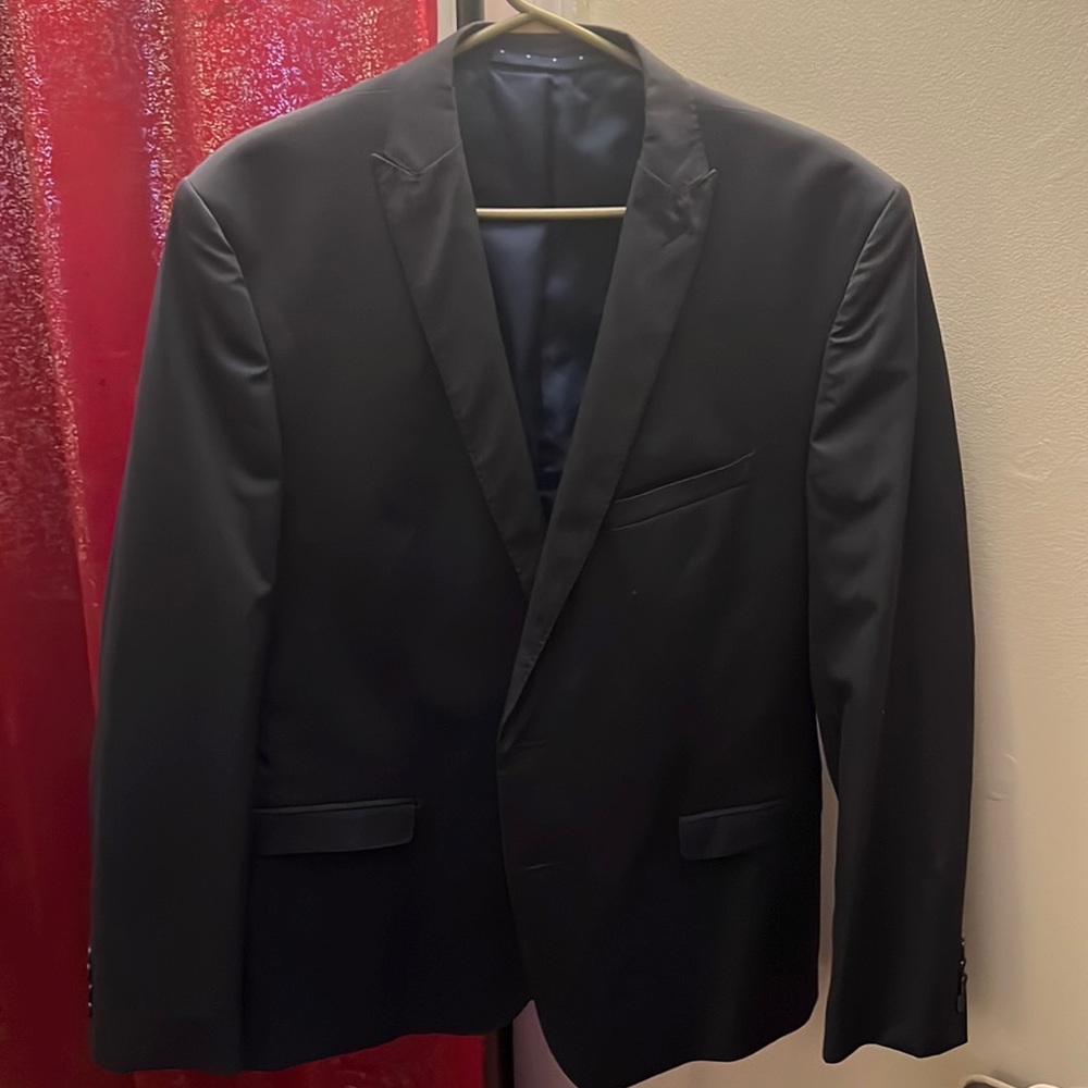 Used item - 70% Polyester, 26% Viscose, 4% Spandex